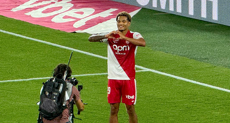 Monaco domine Lens et prend la tête de la Ligue 1